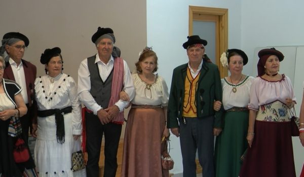 Casi una treintena de mayores se animaron a vestirse para la recreación histórica