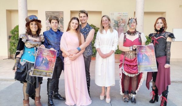 Ángel Manzano, director de Entre Bambalina, junto a Alicia López y algunos actores de la escuela