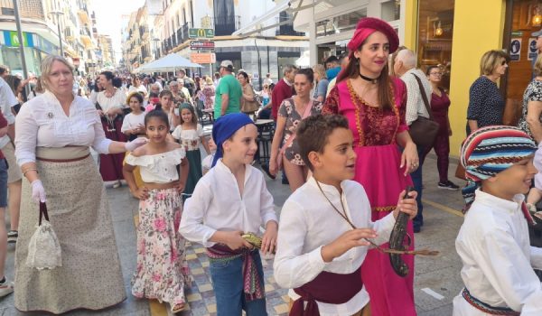 Un momento del pasacalles que ha tenido lugar este viernes, desde Martínez Astein a la Alameda.