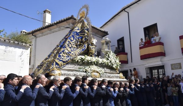 La Virgen de la Paz tras salir de su Santuario para comenzar el recorrido procesional