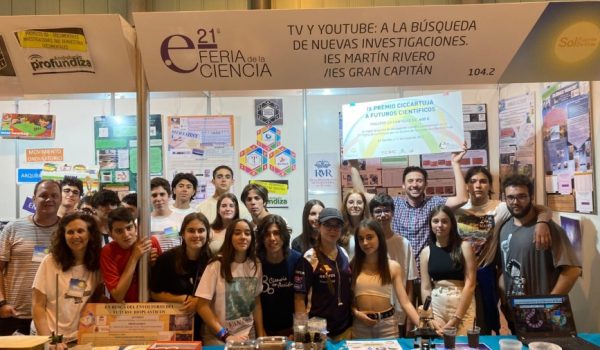 Los alumnos y profesores posan con el cartel que acredita su victoria