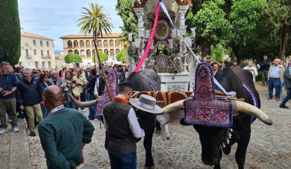La carreta con el Simpecado, parada frente a las Hermanitas de la Cruz, tras sus primeros pasos.