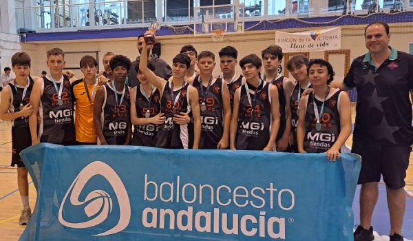 El equipo tras conseguir el segundo puesto en la competición