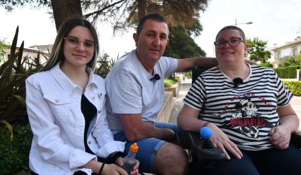 Carmen Gloria, a la derecha, junto a su familia