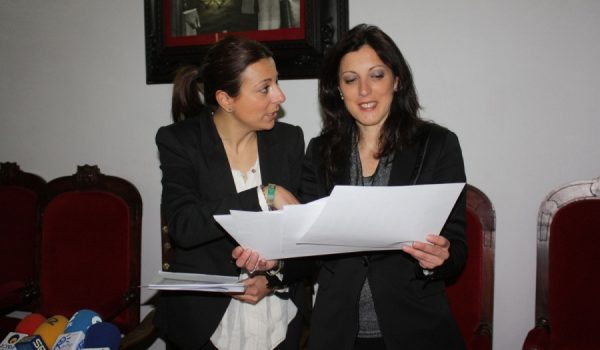 La alcaldesa, acompañada de la delegada de Economía y Personal, María del Carmen Martínez.