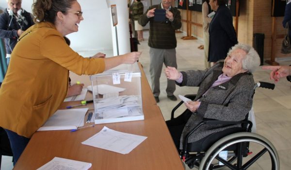 Una ciudadana, ejerciendo su derecho al voto en el Teatro Municipal Vicente Espinel