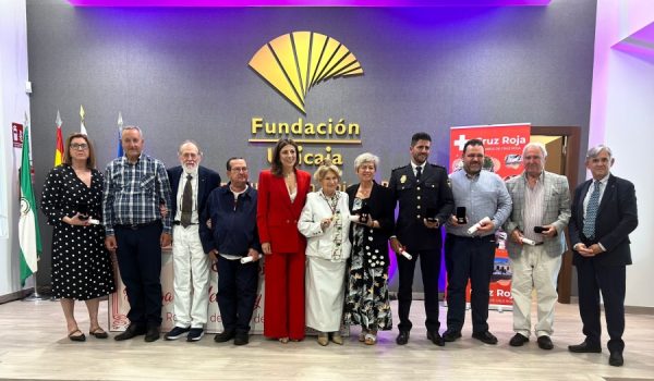 Imagen de los galardonados, junto a la alcaldesa de Ronda y los responsables de Cruz Roja