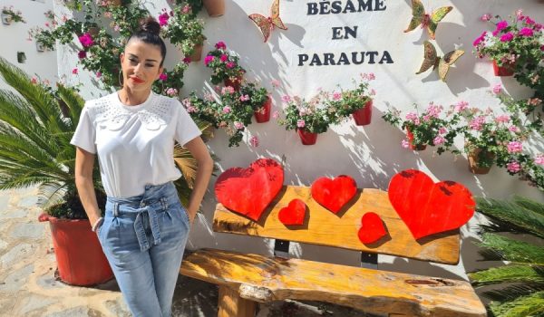 Katrin Ortega, en uno de los rincones del pueblo que ha sido embellecido.