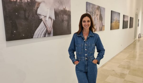 Ana Becerra, posa para Canal Charry Televisión en la Sala de Exposiciones del Convento de Santo Domingo.