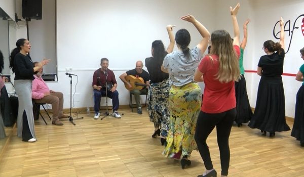 Rocío Romero y sus alumnas en uno de los ensayos previos