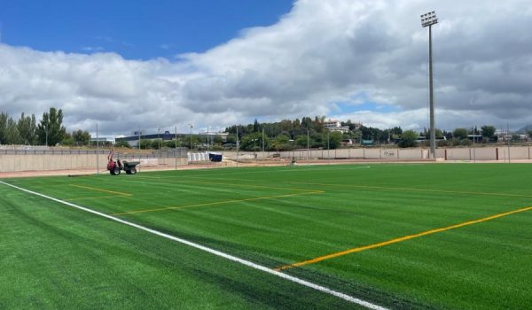 Así queda el nuevo césped artificial que se ha instalado en este campo.