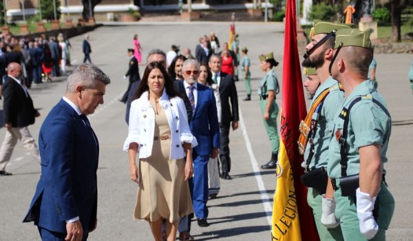Uno de los jurandos, presentando sus respetos a la enseña nacional