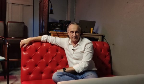 Marcell nos atiende en la Sala Puerta Amarilla, otro de sus proyectos artísticos