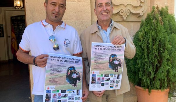 Por la izquierda, Antonio Moreno, vecino de Los Villalones; y Juan Carlos González, concejal de Pedanías en funciones.