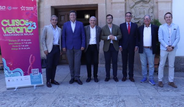 Foto de familia en la presentación de los Cursos de Verano de la UMA 2023 en Ronda.