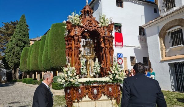 El Santísimo volverá a procesionar, aunque esta vez bajo palio