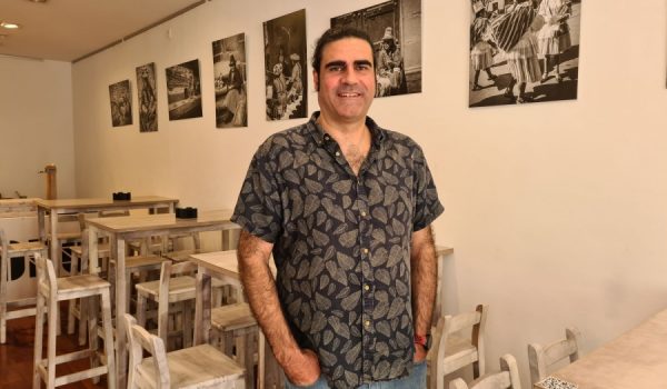 Víctor Ordóñez, en Toro Spacio, junto a parte de la exposición dedicada a la mujer andina.