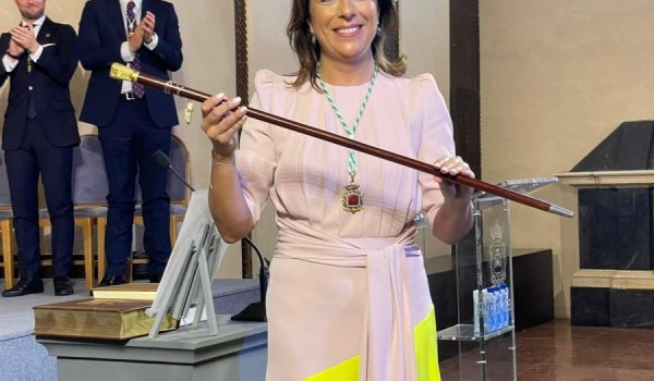Fernández, con la vara de mando, tras ser investida alcaldesa.
