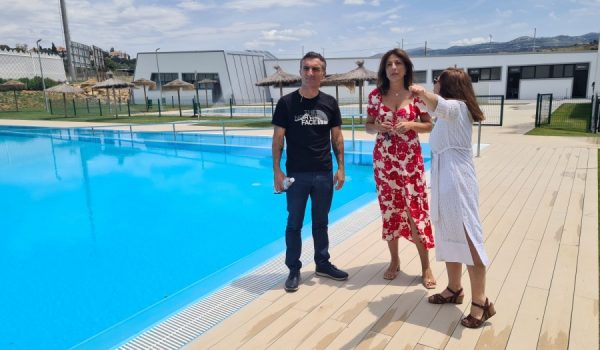 Por la izquierda, Bernardo Crespo, María de la Paz Fernández y Nuria Galán, empleada de Deportes, en la piscina.