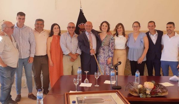 Becerra, con la vara de mando del Ayuntamiento de Benaoján, tras ser investido este sábado alcalde.