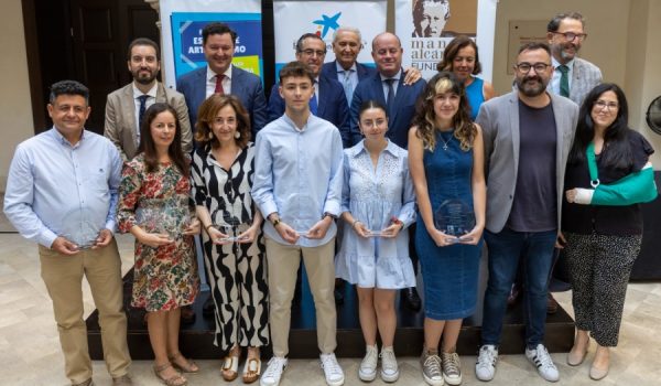 Foto de familia de los premiados en la VII edición del concurso