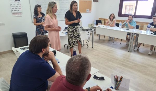 María de la Paz Fernández ha dado la bienvenida a los alumnos junto con la nueva edil de Empleo, Alicia López.
