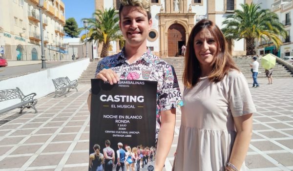 Rebeca Muñoz, concejala de Cultura, junto con Ángel Manzano, director del Centro de Artes Escénicas Entre Bambalinas, que participa en la Noche en Blanco 2023.