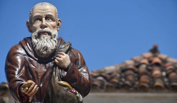Un primer plano de la imagen de Fray Leopoldo que procesionó por las calles de la localidad y que fue donada por una familia del pueblo.