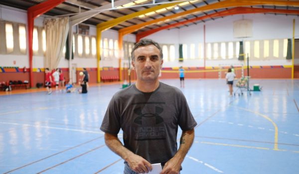 Bernardo Crespo, delegado de Deportes, en el polideportivo El Fuerte