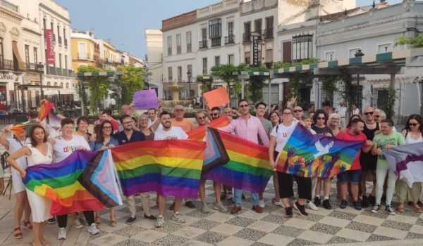 Los asistentes al manifiesto de Serranía Diverxa en la plaza del Socorro