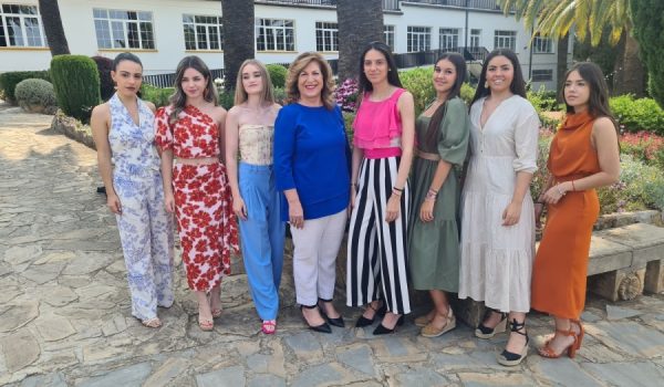 Foto de familia de la Presidenta, Pepi González, y las Damas Goyescas.