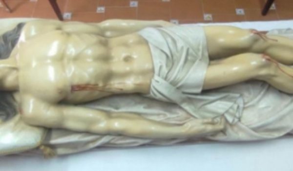El Cristo Yacente del Santo Entierro data de los años cuarenta y procede de talleres religiosos de Olot.