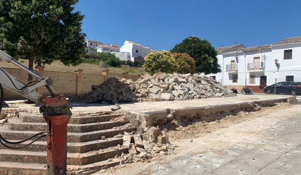 Vista de la zona que han visitado este lunes la alcaldesa, María de la Paz Fernández; y la edil de Obras, Concha Muñoz.