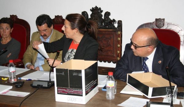 Momento en que María de la Paz Fernández muestra a la oposición facturas pendientes de pago del anterior equipo de gobierno.