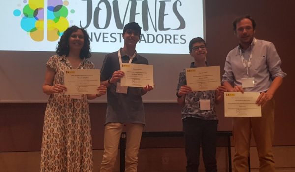 José María Toledo y Gonzalo Naz posan junto a sus tutores: Mercedes Ávila y Marcos Naz