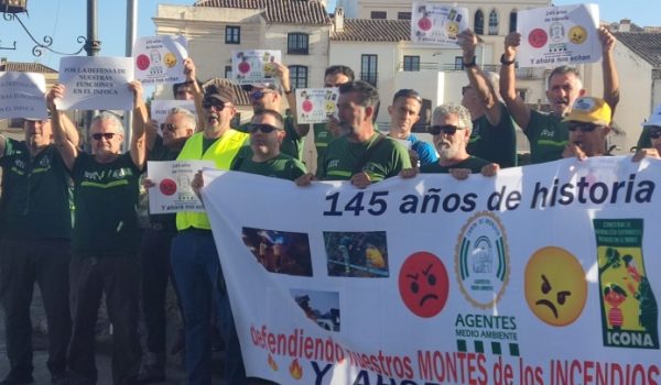 Un momento de la protesta este jueves en el exterior del Convento de Santo Domingo.