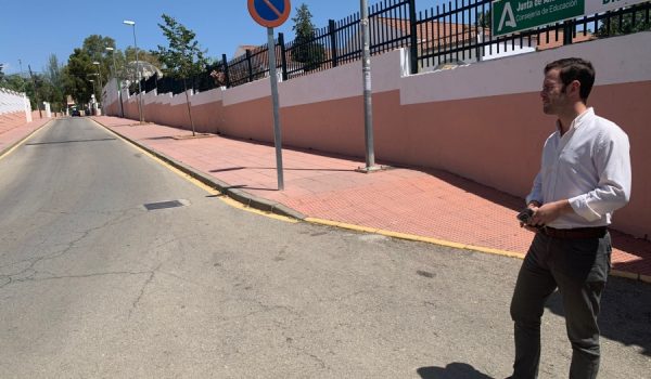 El concejal de Movilidad, Nacho Alonso, en la calle Dolores Ibárruri para dar cuenta públicamente del cambio.