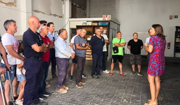 La alcaldesa en su reunión con los operarios