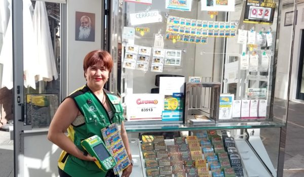 Ana María López junto a su kiosko situado en la plaza del Socorro