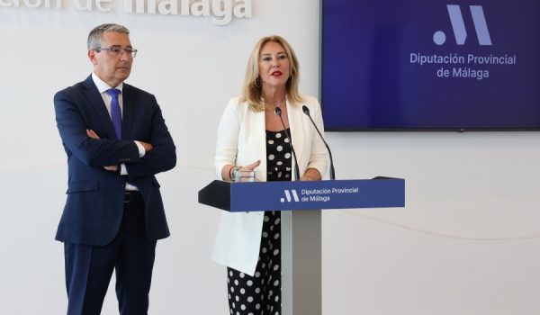 La consejera de Economía, Hacienda y Fondos Europeos de la Junta de Andalucía, Carolina España, y el presidente de la Diputación de Málaga, Francisco Salado