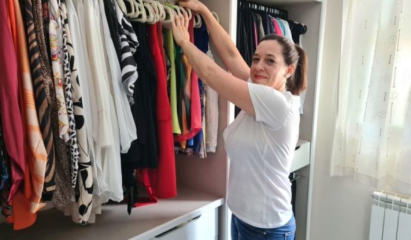 María del Carmen Martínez, en el vestidor que ha organizado al ser contratada por una clienta.