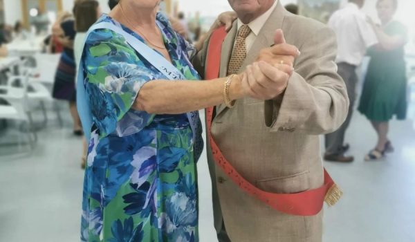 Mercedes Orozco y Emilio Mejías durante el baile en el Centro de Mayores de Ronda.