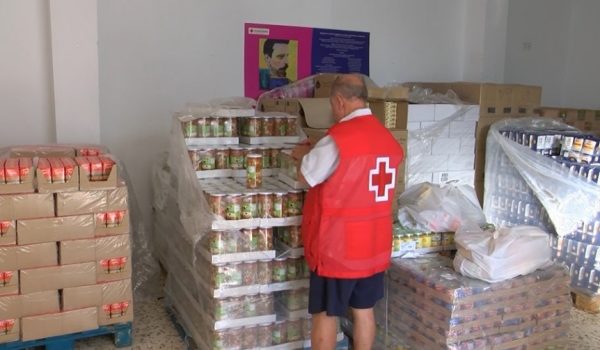 Un voluntario de Cruz Roja junto a los alimentos que se han repartido.