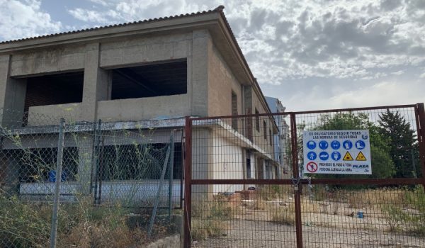 El inmueble de La Isla, en el polígono industrial El Fuerte, lleva años a medio construir.