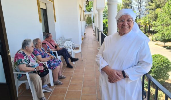 Sor María de los Ángeles, en las instalaciones del asilo con algunos de sus usuarios.