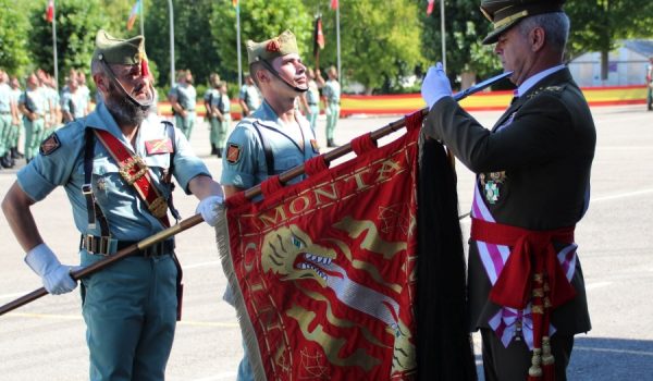 El teniente general Melero, imponiendo al guion del Grupo de Caballería la corbata de la Operación Balmis