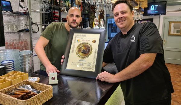 Francisco y José Luis Pascual, en Quinto Tramo, muestran el Premio.