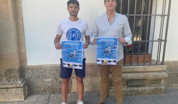 Alberto Carrasco, representante de Padel Potency, junto a Jorge Fernández, delegado de Juventud