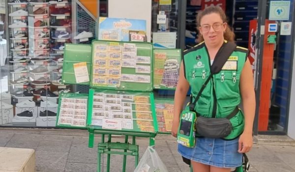 Isa Márquez, natural de Benalauría, vende habitualmente en Carrera Espinel, número 41.