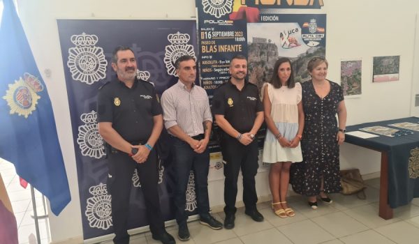 Al acto de presentación han asistido el jefe de la Comisaría Local, Francisco Javier Cuéllar; el concejal de Deportes, Bernardo Crespo, y representantes de AYUCA